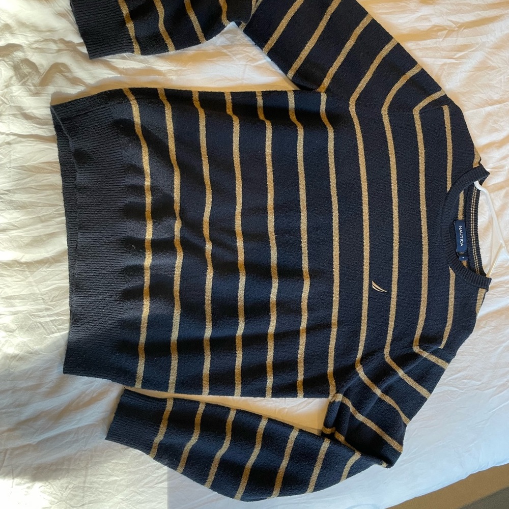 Nautica Mens sweater very soft and gently used. Wears and fits well